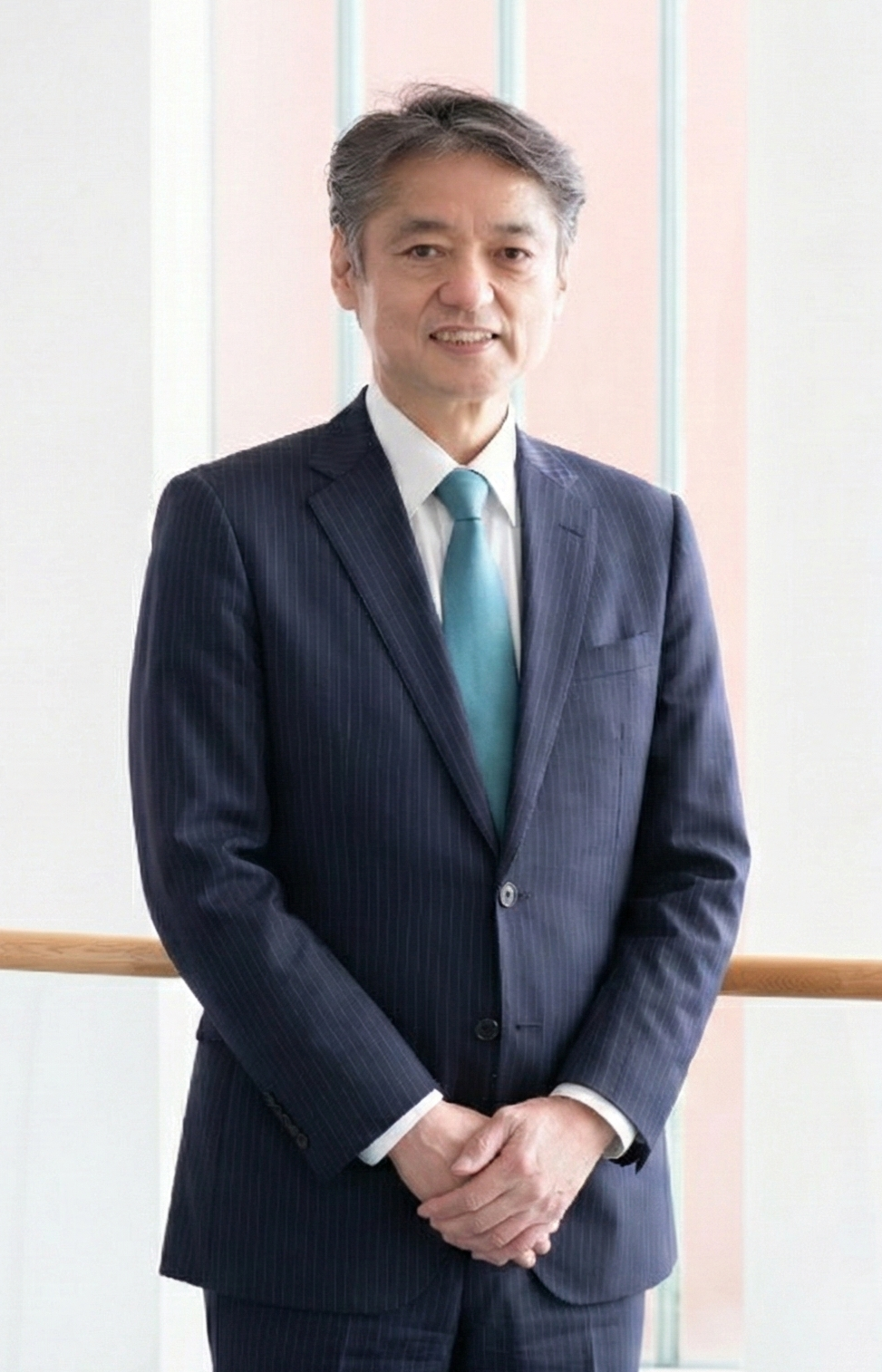 上野社長_全身-青タイ-縦長