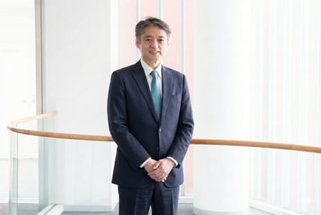 上野社長_全身-青タイ